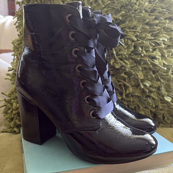 Kenneth Cole Corrine Black Patent Ribbon Booties never worn 3.5” block heels - Picture 2 of 9